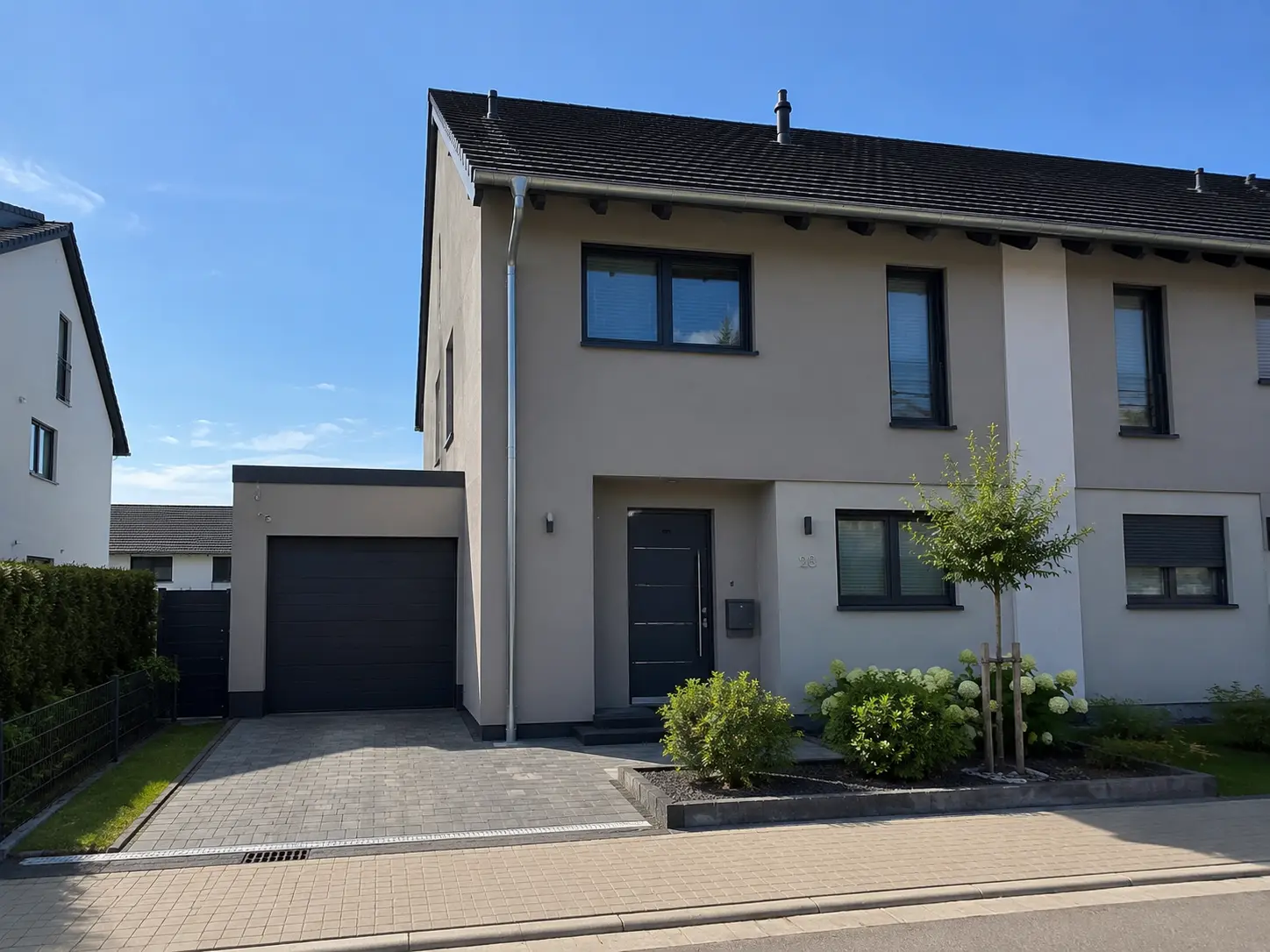 Doppelhaushälfte mit Garage und Vorgarten in Höchstadt an der Aisch