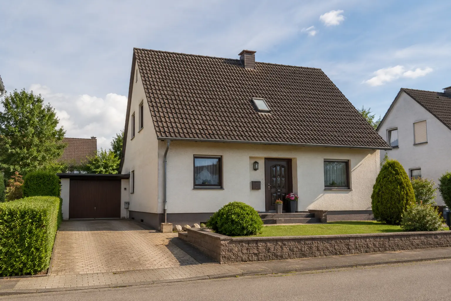 Einfamilienhaus mit Garage und Vorgarten von der Straßenseite im Landkreis Erlangen-Höchstadt