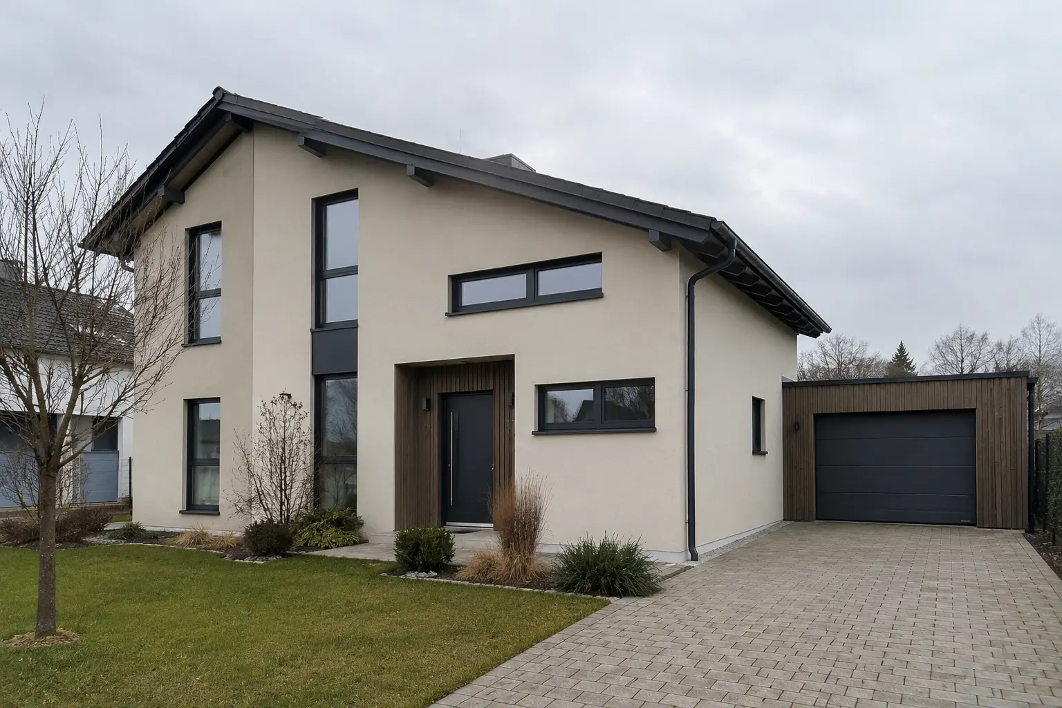 Einfamilienhaus mit Holzfassade und Garage im Landkreis Erlangen-Höchstadt