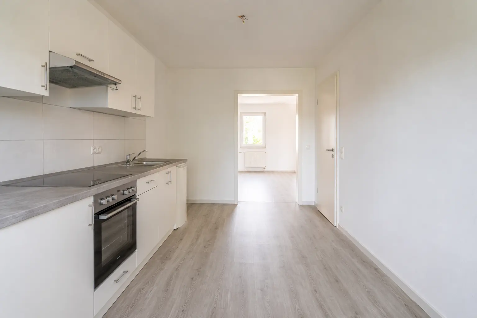 Weiße Einbauküche einer sanierten Dreizimmerwohnung in Erlangen