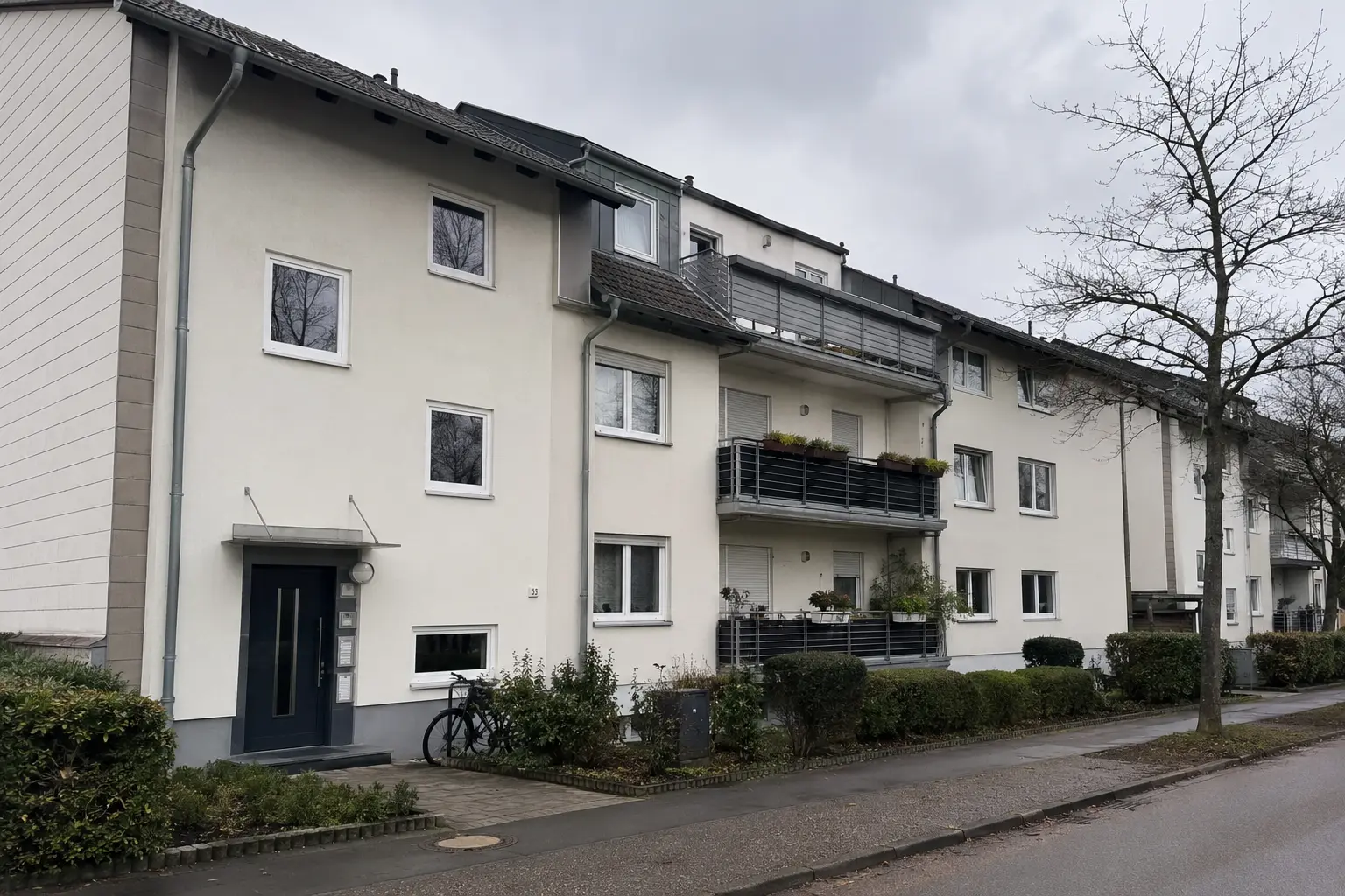 Mehrfamilienhaus mit Hauseingang von der Straßenseite