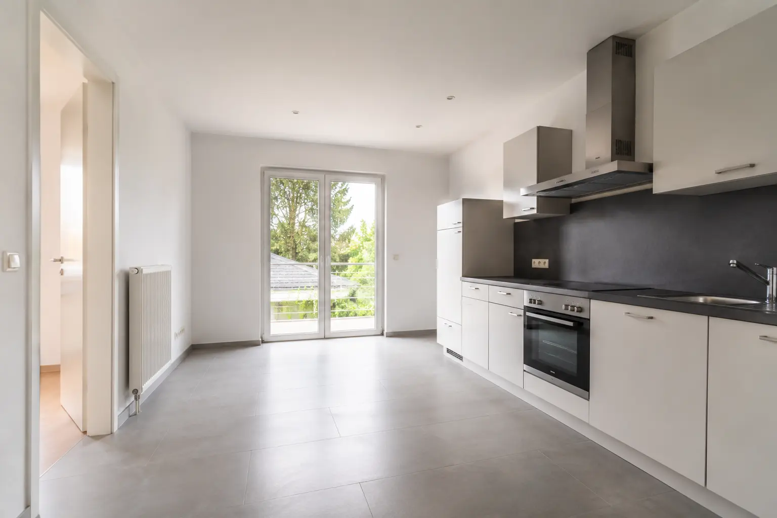 Offene Wohnküche mit Balkontür in einer Wohnung