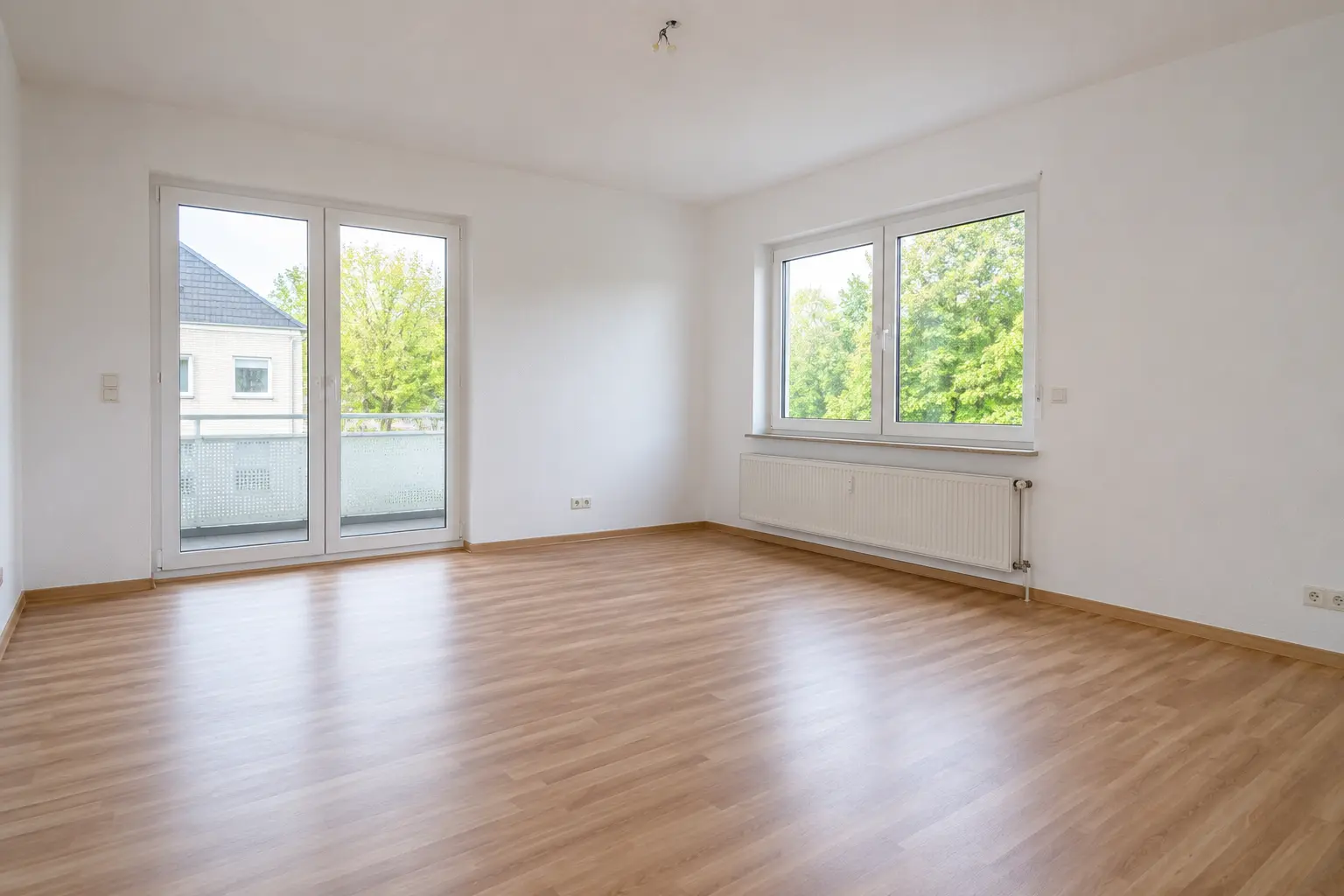 Heller Wohnraum mit Balkontür und Fenster