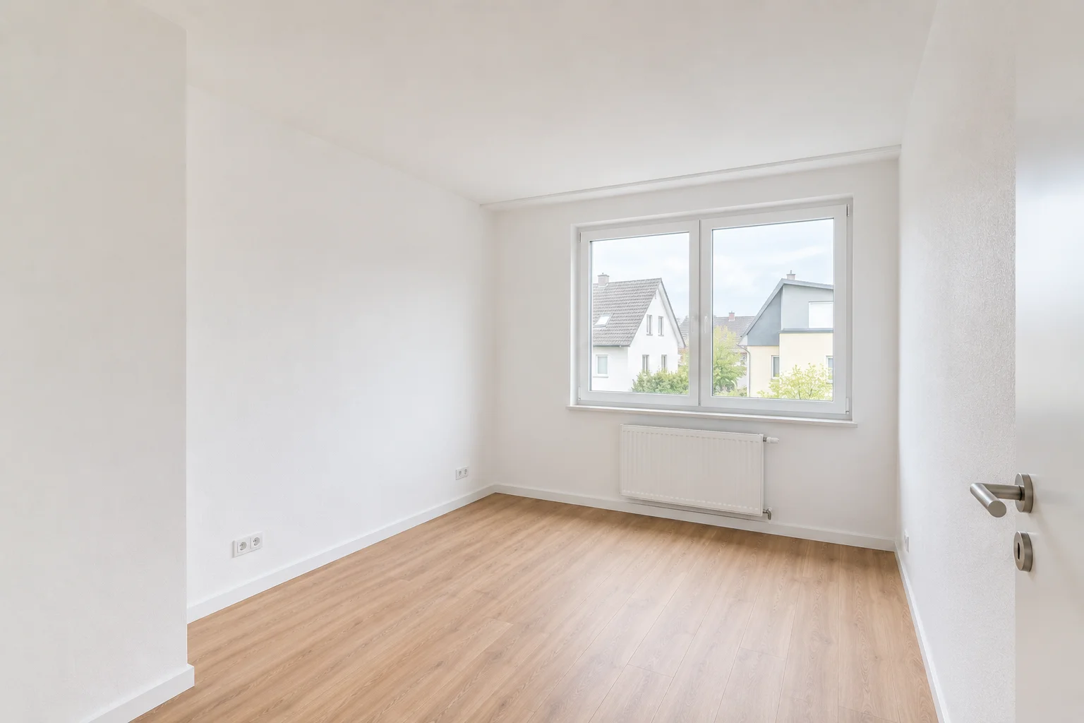 Frisch saniertes Zimmer mit Laminatboden in einem Wohnhaus im Landkreis Erlangen-Höchstadt